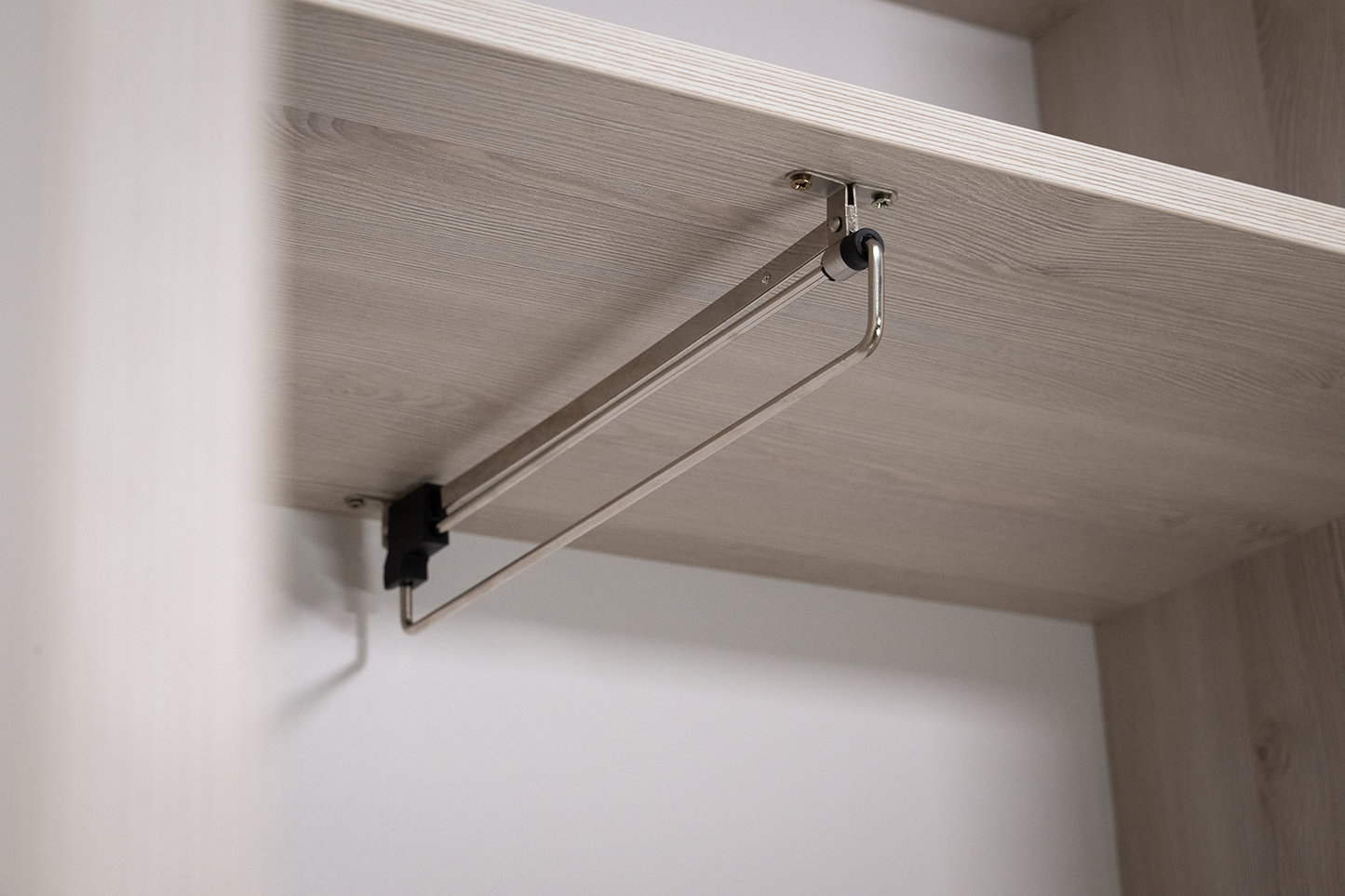 Akasztós szekrény (kihúzható vállfatartó)