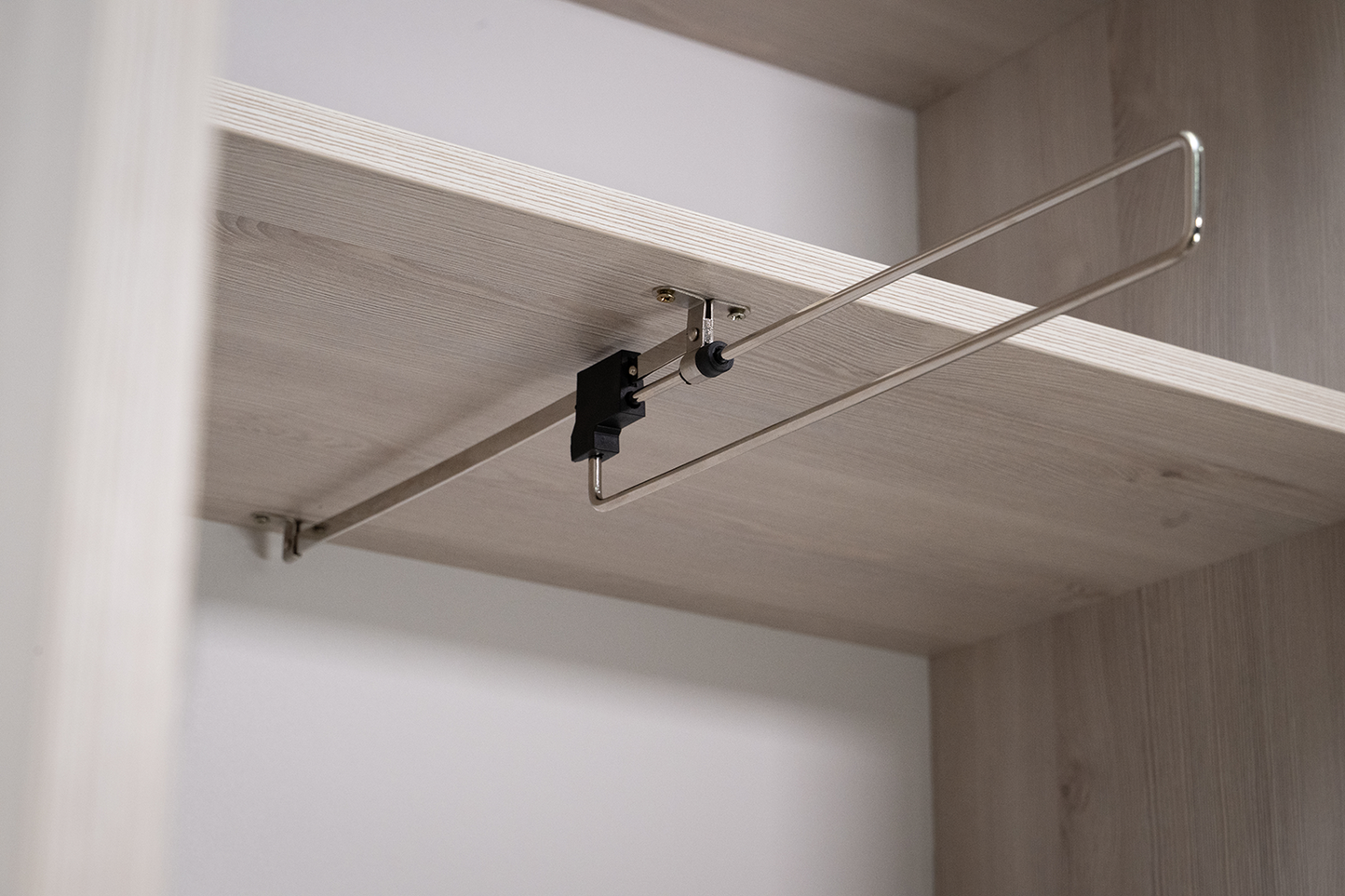 Akasztós szekrény (kihúzható vállfatartó)